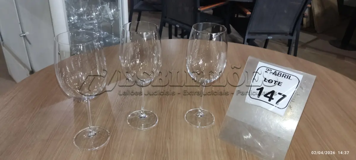 LOTE 147 - 03 TAÇAS DE CRISTAL PARA VINHOS. (NO ESTADO) ATENÇÃO! FAZER A VISITAÇÃO ANTES DE ARREMATAR, NÃO SABEMOS SE FUNCIONA, LEILÃO NÃO TEM GARANTIA E NEM DEVOLUÇÃO, SUJEITO A POSSÍVEIS AVARIAS VISÍVEIS/OCULTAS E/OU AUSÊNCIA DE COMPONENTES.