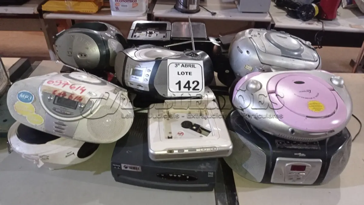 LOTE 142 - 01 ROTEADOR CISCO, 03 APARELHOS DE DVD E 12 APARELHOS DE SOM PORTÁTEIS DE MARCAS E MODELOS DIVERSOS. (NO ESTADO) ATENÇÃO! FAZER A VISITAÇÃO ANTES DE ARREMATAR, NÃO SABEMOS SE FUNCIONA, LEILÃO NÃO TEM GARANTIA E NEM DEVOLUÇÃO, SUJEITO A POSSÍVEIS AVARIAS VISÍVEIS/OCULTAS E/OU AUSÊNCIA DE COMPONENTES.
