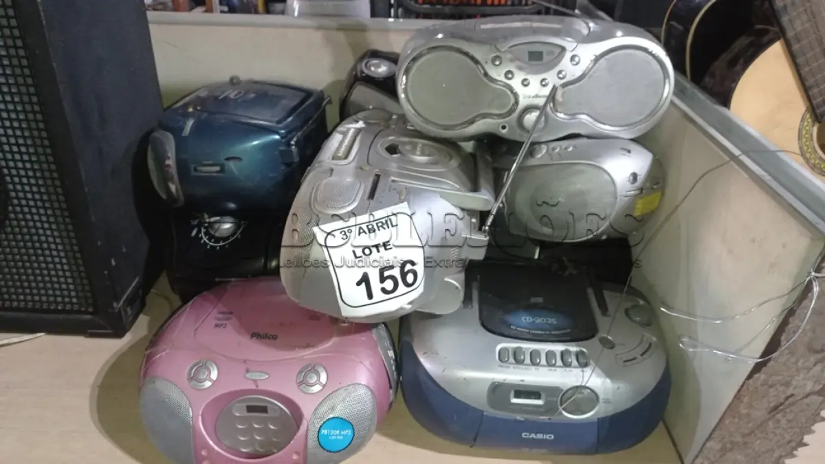 LOTE 156 - 10 APARELHOS DE SOM PORTÁTEIS DE MARCAS E MODELOS DIVERSOS. (NO ESTADO) ATENÇÃO! FAZER A VISITAÇÃO ANTES DE ARREMATAR, NÃO SABEMOS SE FUNCIONA, LEILÃO NÃO TEM GARANTIA E NEM DEVOLUÇÃO, SUJEITO A POSSÍVEIS AVARIAS VISÍVEIS/OCULTAS E/OU AUSÊNCIA DE COMPONENTES.