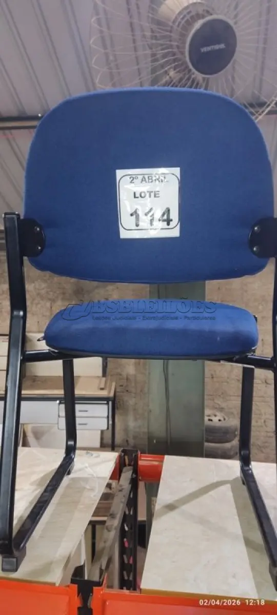 LOTE 114 - 01 CADEIRA PARA ESCRITÓRIO FIXA NA COR AZUL. NO ESTADO) ATENÇÃO! FAZER A VISITAÇÃO ANTES DE ARREMATAR, NÃO SABEMOS SE FUNCIONA, LEILÃO NÃO TEM GARANTIA E NEM DEVOLUÇÃO, SUJEITO A POSSÍVEIS AVARIAS VISÍVEIS/OCULTAS E/OU AUSÊNCIA DE COMPONENTES.