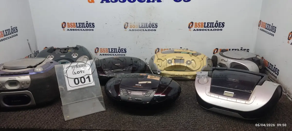 LOTE 001 - 07 APARELHOS DE SOM PORTÁTEIS DE MARCAS E MODELOS DIVERSOS. (NO ESTADO) ATENÇÃO! FAZER A VISITAÇÃO ANTES DE ARREMATAR, NÃO SABEMOS SE FUNCIONA, LEILÃO NÃO TEM GARANTIA E NEM DEVOLUÇÃO, SUJEITO A POSSÍVEIS AVARIAS VISÍVEIS/OCULTAS E/OU AUSÊNCIA DE COMPONENTES.