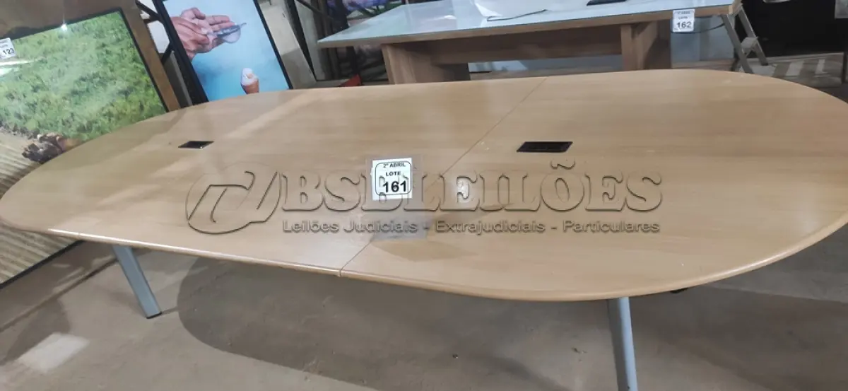 LOTE 161 - 01 MESA COM PÉS EM FERRO COM TAMPO EM MADEIRA PARA SALA DE REUNIÃO. (NO ESTADO) ATENÇÃO! FAZER A VISITAÇÃO ANTES DE ARREMATAR, NÃO SABEMOS SE FUNCIONA, LEILÃO NÃO TEM GARANTIA E NEM DEVOLUÇÃO, SUJEITO A POSSÍVEIS AVARIAS VISÍVEIS/OCULTAS E/OU AUSÊNCIA DE COMPONENTES.