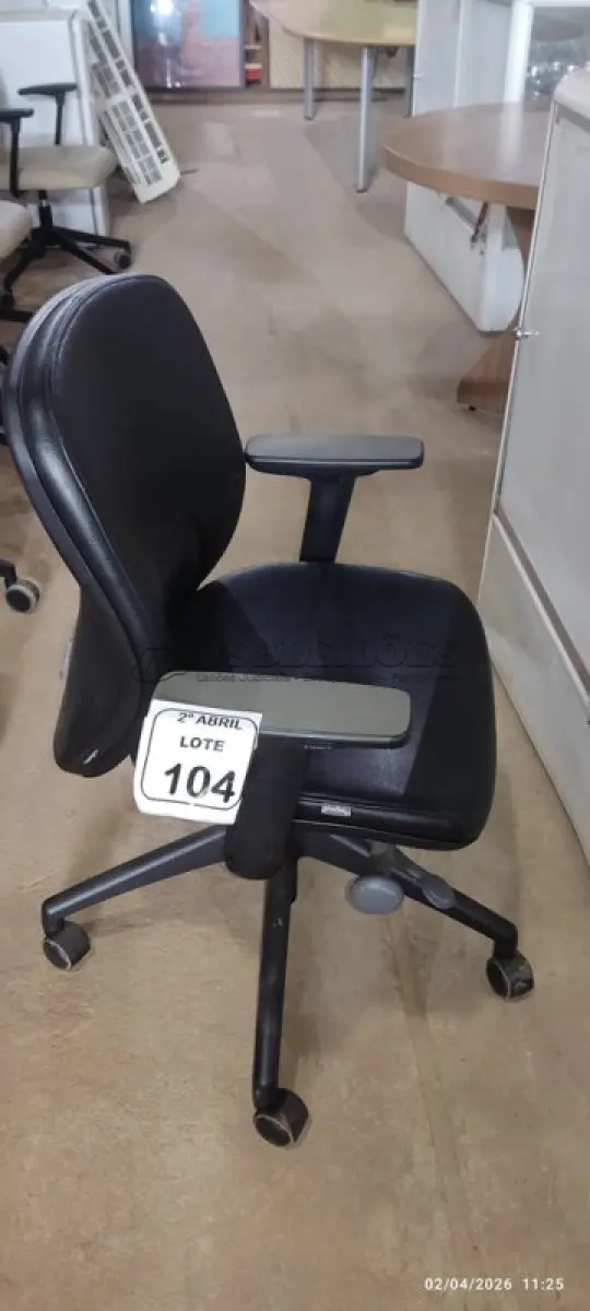 LOTE 104 - 01 CADEIRA GIRATÓRIA PARA ESCRITÓRIO NA COR PRETA MARCA ORANGEBOX. (NO ESTADO) ATENÇÃO! FAZER A VISITAÇÃO ANTES DE ARREMATAR, NÃO SABEMOS SE FUNCIONA, LEILÃO NÃO TEM GARANTIA E NEM DEVOLUÇÃO, SUJEITO A POSSÍVEIS AVARIAS VISÍVEIS/OCULTAS E/OU AUSÊNCIA DE COMPONENTES.