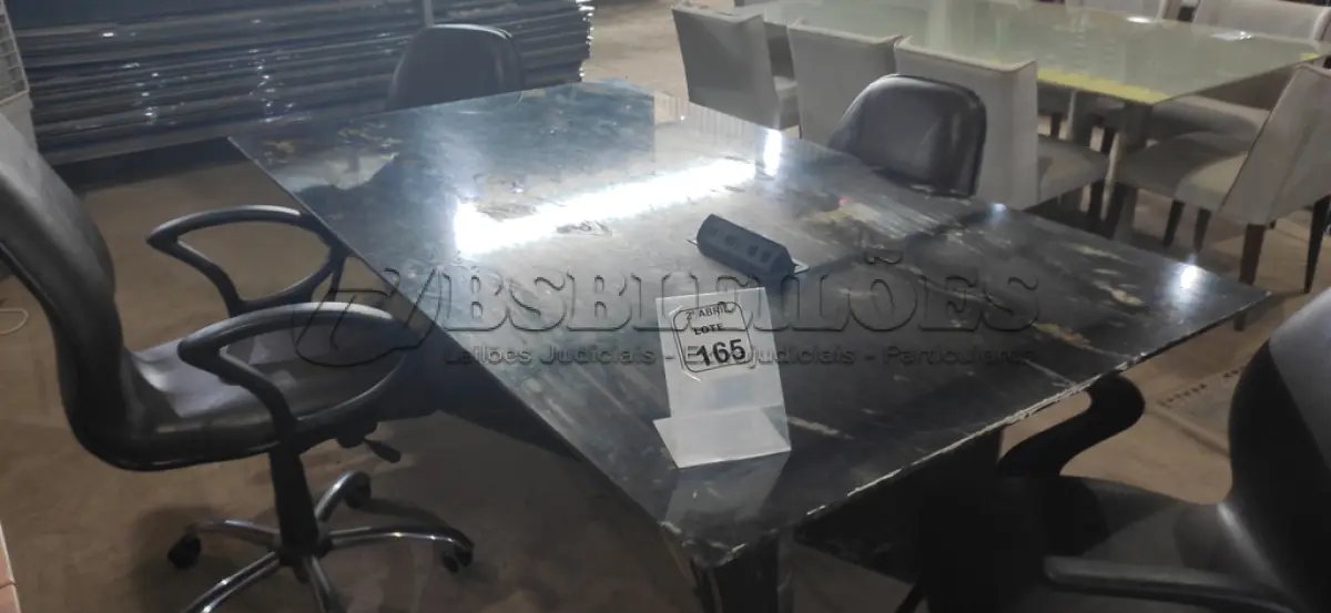 LOTE 165 - 01 MESA EM MÁRMORE PRETO PARA ESCRITÓRIO E 04 CADEIRAS. EM COURO MARROM (NO ESTADO) ATENÇÃO! FAZER A VISITAÇÃO ANTES DE ARREMATAR, NÃO SABEMOS SE FUNCIONA, LEILÃO NÃO TEM GARANTIA E NEM DEVOLUÇÃO, SUJEITO A POSSÍVEIS AVARIAS VISÍVEIS/OCULTAS E/OU AUSÊNCIA DE COMPONENTES.