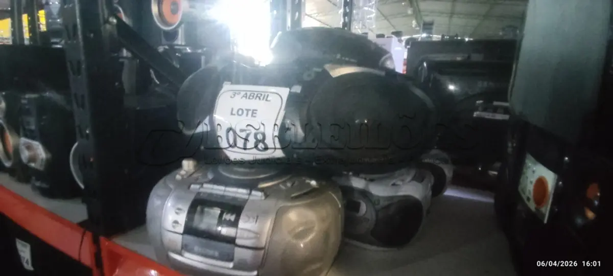 LOTE 078 - 08 APARELHOS DE SOM PORTÁTEIS DE MARCAS E MODELOS DIVERSOS. (NO ESTADO) ATENÇÃO! FAZER A VISITAÇÃO ANTES DE ARREMATAR, NÃO SABEMOS SE FUNCIONA, LEILÃO NÃO TEM GARANTIA E NEM DEVOLUÇÃO, SUJEITO A POSSÍVEIS AVARIAS VISÍVEIS/OCULTAS E/OU AUSÊNCIA DE COMPONENTES.