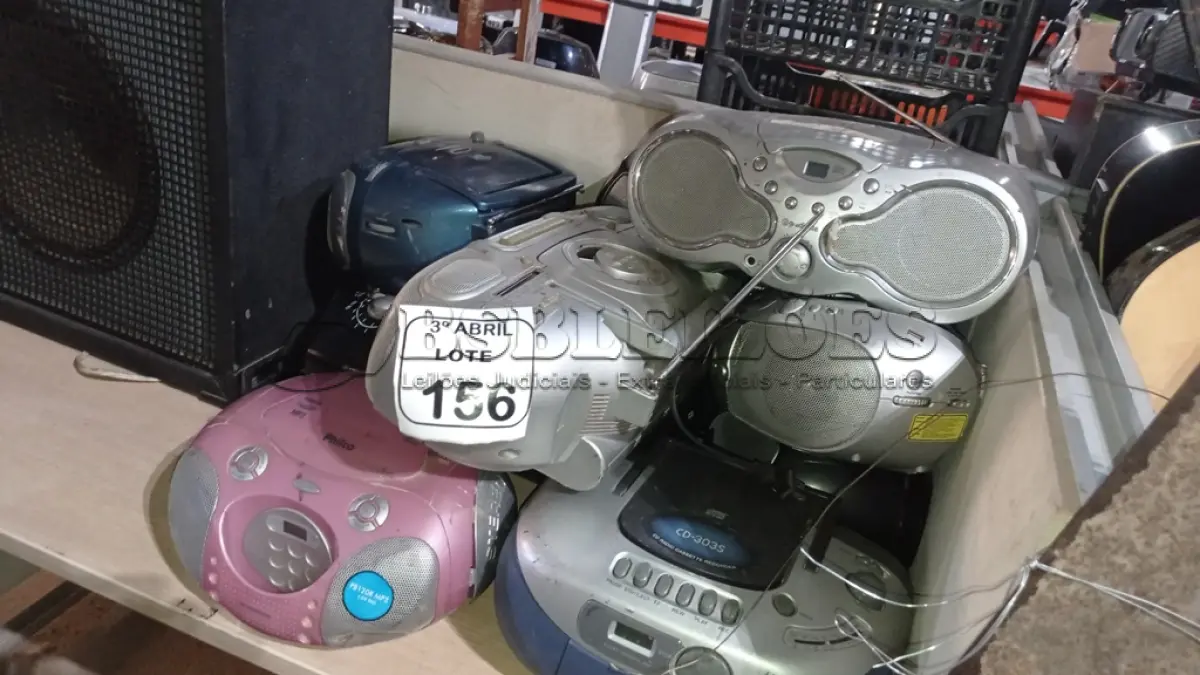 LOTE 156 - 10 APARELHOS DE SOM PORTÁTEIS DE MARCAS E MODELOS DIVERSOS. (NO ESTADO) ATENÇÃO! FAZER A VISITAÇÃO ANTES DE ARREMATAR, NÃO SABEMOS SE FUNCIONA, LEILÃO NÃO TEM GARANTIA E NEM DEVOLUÇÃO, SUJEITO A POSSÍVEIS AVARIAS VISÍVEIS/OCULTAS E/OU AUSÊNCIA DE COMPONENTES.