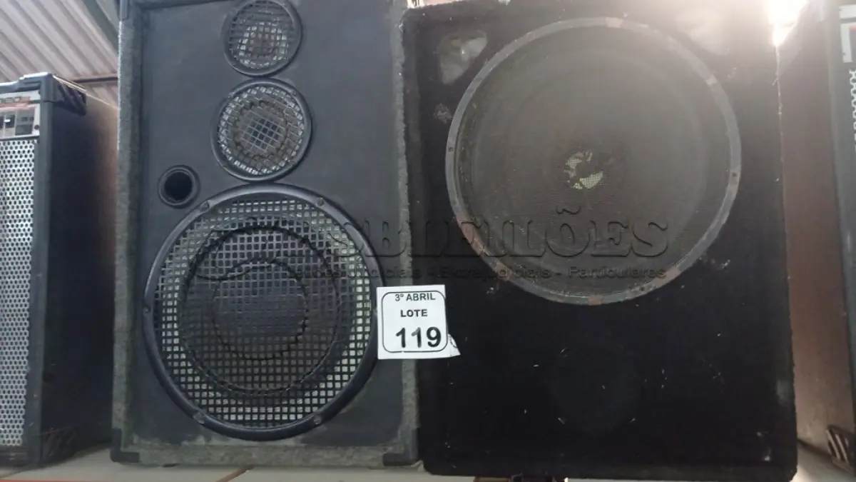 LOTE 119 - 02 CAIXAS DE SOM ALTO FALANTES. (NO ESTADO) ATENÇÃO! FAZER A VISITAÇÃO ANTES DE ARREMATAR, NÃO SABEMOS SE FUNCIONA, LEILÃO NÃO TEM GARANTIA E NEM DEVOLUÇÃO, SUJEITO A POSSÍVEIS AVARIAS VISÍVEIS/OCULTAS E/OU AUSÊNCIA DE COMPONENTES.
