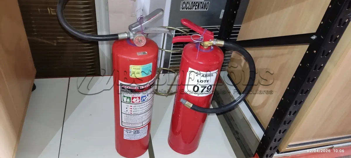 LOTE 079 - 02 EXTINTORES DE INCÊNDIO A, B, C COM CARGAS DE PÓ. (NO ESTADO) ATENÇÃO! FAZER A VISITAÇÃO ANTES DE ARREMATAR, NÃO SABEMOS SE FUNCIONA, LEILÃO NÃO TEM GARANTIA E NEM DEVOLUÇÃO, SUJEITO A POSSÍVEIS AVARIAS VISÍVEIS/OCULTAS E/OU AUSÊNCIA DE COMPONENTES.