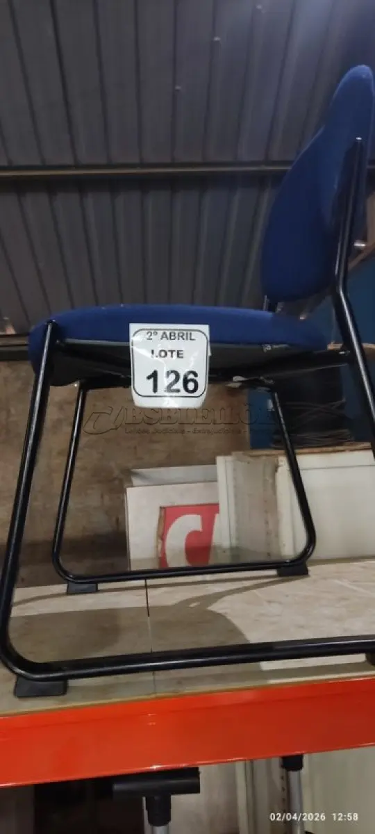 LOTE 126 - 01 CADEIRA PARA ESCRITÓRIO FIXA NA COR AZUL. (NO ESTADO) ATENÇÃO! FAZER A VISITAÇÃO ANTES DE ARREMATAR, NÃO SABEMOS SE FUNCIONA, LEILÃO NÃO TEM GARANTIA E NEM DEVOLUÇÃO, SUJEITO A POSSÍVEIS AVARIAS VISÍVEIS/OCULTAS E/OU AUSÊNCIA DE COMPONENTES.