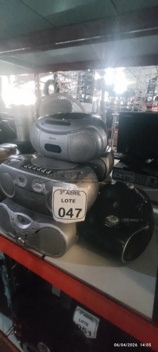 LOTE 047 - 06 APARELHOS DE SOM PORTÁTEIS DE MARCAS E MODELOS DIVERSOS. (NO ESTADO) ATENÇÃO! FAZER A VISITAÇÃO ANTES DE ARREMATAR, NÃO SABEMOS SE FUNCIONA, LEILÃO NÃO TEM GARANTIA E NEM DEVOLUÇÃO, SUJEITO A POSSÍVEIS AVARIAS VISÍVEIS/OCULTAS E/OU AUSÊNCIA DE COMPONENTES.