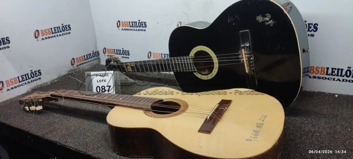 LOTE 087 - 02 VIOLÕES. (NO ESTADO) ATENÇÃO! FAZER A VISITAÇÃO ANTES DE ARREMATAR, NÃO SABEMOS SE FUNCIONA, LEILÃO NÃO TEM GARANTIA E NEM DEVOLUÇÃO, SUJEITO A POSSÍVEIS AVARIAS VISÍVEIS/OCULTAS E/OU AUSÊNCIA DE COMPONENTES.