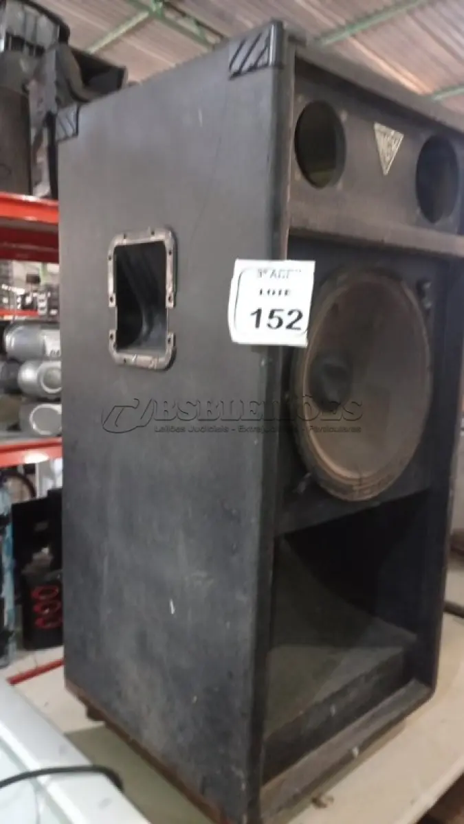 LOTE 152 - 01 CAIXA DE SOM GRANDE COM ALTO FALANTE. (NO ESTADO) ATENÇÃO! FAZER A VISITAÇÃO ANTES DE ARREMATAR, NÃO SABEMOS SE FUNCIONA, LEILÃO NÃO TEM GARANTIA E NEM DEVOLUÇÃO, SUJEITO A POSSÍVEIS AVARIAS VISÍVEIS/OCULTAS E/OU AUSÊNCIA DE COMPONENTES.
