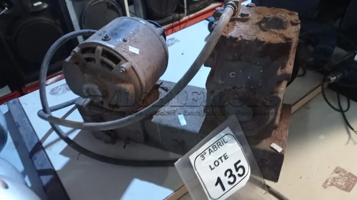 LOTE 135 - 01 COMPRESSOR DE AR. (NO ESTADO) ATENÇÃO! FAZER A VISITAÇÃO ANTES DE ARREMATAR, NÃO SABEMOS SE FUNCIONA, LEILÃO NÃO TEM GARANTIA E NEM DEVOLUÇÃO, SUJEITO A POSSÍVEIS AVARIAS VISÍVEIS/OCULTAS E/OU AUSÊNCIA DE COMPONENTES.
