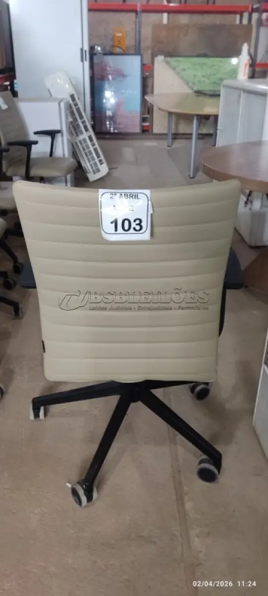 LOTE 103 - 01 CADEIRA GIRATÓRIA PARA ESCRITÓRIO NA COR BEGE MARCA ALBERFLEX. (NO ESTADO) ATENÇÃO! FAZER A VISITAÇÃO ANTES DE ARREMATAR, NÃO SABEMOS SE FUNCIONA, LEILÃO NÃO TEM GARANTIA E NEM DEVOLUÇÃO, SUJEITO A POSSÍVEIS AVARIAS VISÍVEIS/OCULTAS E/OU AUSÊNCIA DE COMPONENTES.