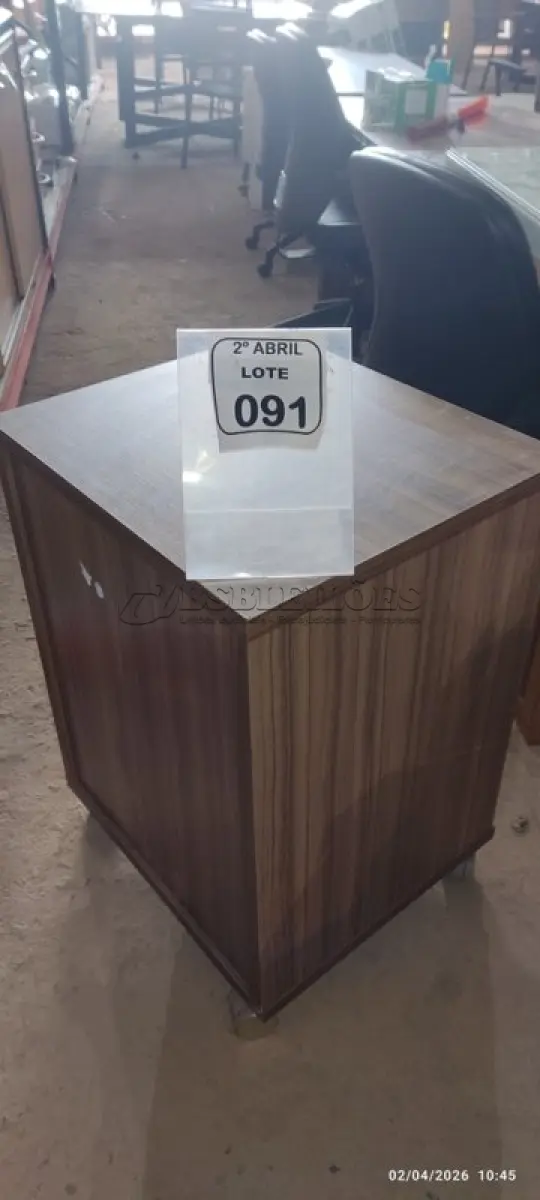 LOTE 091 - 01 GAVETEIRO EM MADEIRA COM 04 GAVETAS NA COR MARROM ESCURO. (NO ESTADO) ATENÇÃO! FAZER A VISITAÇÃO ANTES DE ARREMATAR, NÃO SABEMOS SE FUNCIONA, LEILÃO NÃO TEM GARANTIA E NEM DEVOLUÇÃO, SUJEITO A POSSÍVEIS AVARIAS VISÍVEIS/OCULTAS E/OU AUSÊNCIA DE COMPONENTES.
