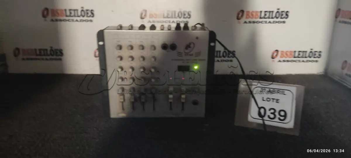 LOTE 039 - 01 MESA DE SOM AC-DC 12V MARCA STAR. (NO ESTADO) ATENÇÃO! FAZER A VISITAÇÃO ANTES DE ARREMATAR, NÃO SABEMOS SE FUNCIONA, LEILÃO NÃO TEM GARANTIA E NEM DEVOLUÇÃO, SUJEITO A POSSÍVEIS AVARIAS VISÍVEIS/OCULTAS E/OU AUSÊNCIA DE COMPONENTES.