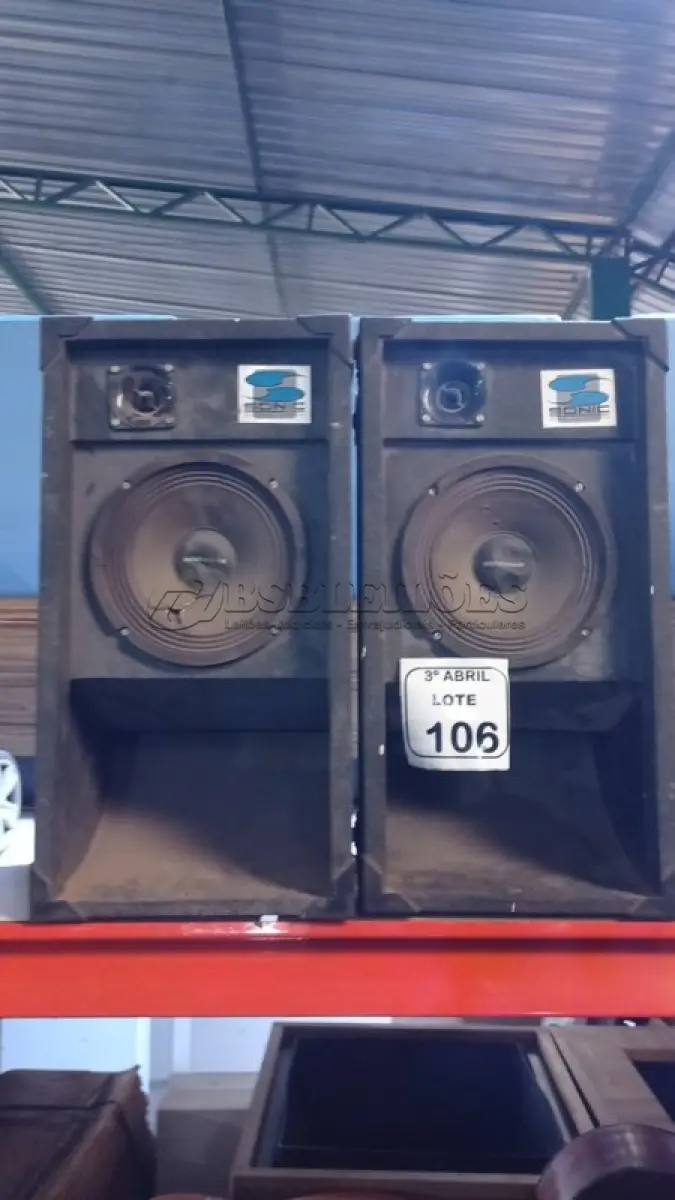 LOTE 106 - 02 CAIXAS DE SOM ALTO FALANTES. (NO ESTADO) ATENÇÃO! FAZER A VISITAÇÃO ANTES DE ARREMATAR, NÃO SABEMOS SE FUNCIONA, LEILÃO NÃO TEM GARANTIA E NEM DEVOLUÇÃO, SUJEITO A POSSÍVEIS AVARIAS VISÍVEIS/OCULTAS E/OU AUSÊNCIA DE COMPONENTES.