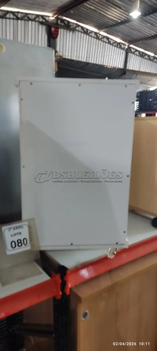 LOTE 080 - 01 ARMÁRIO PEQUENO EM MADEIRA NA COR BRANCA 01 PORTA COM PRATELEIRA. (NO ESTADO) ATENÇÃO! FAZER A VISITAÇÃO ANTES DE ARREMATAR, NÃO SABEMOS SE FUNCIONA, LEILÃO NÃO TEM GARANTIA E NEM DEVOLUÇÃO, SUJEITO A POSSÍVEIS AVARIAS VISÍVEIS/OCULTAS E/OU AUSÊNCIA DE COMPONENTES.