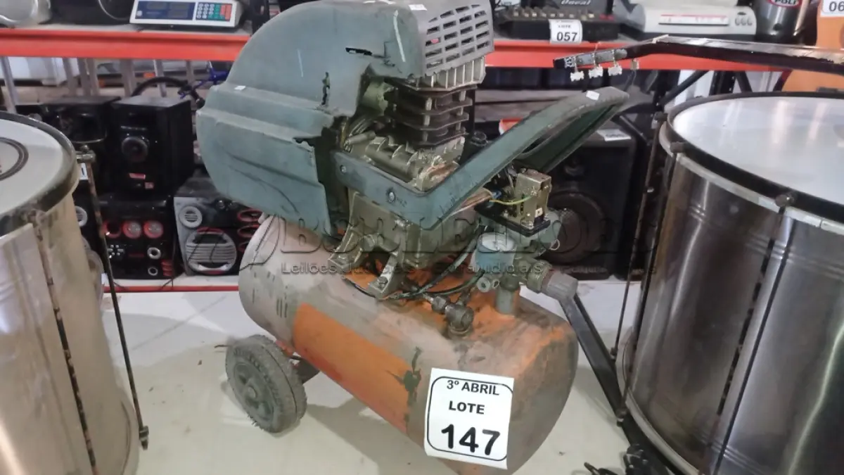 LOTE 147 - 01 COMPRESSOR DE AR. (NO ESTADO) ATENÇÃO! FAZER A VISITAÇÃO ANTES DE ARREMATAR, NÃO SABEMOS SE FUNCIONA, LEILÃO NÃO TEM GARANTIA E NEM DEVOLUÇÃO, SUJEITO A POSSÍVEIS AVARIAS VISÍVEIS/OCULTAS E/OU AUSÊNCIA DE COMPONENTES.