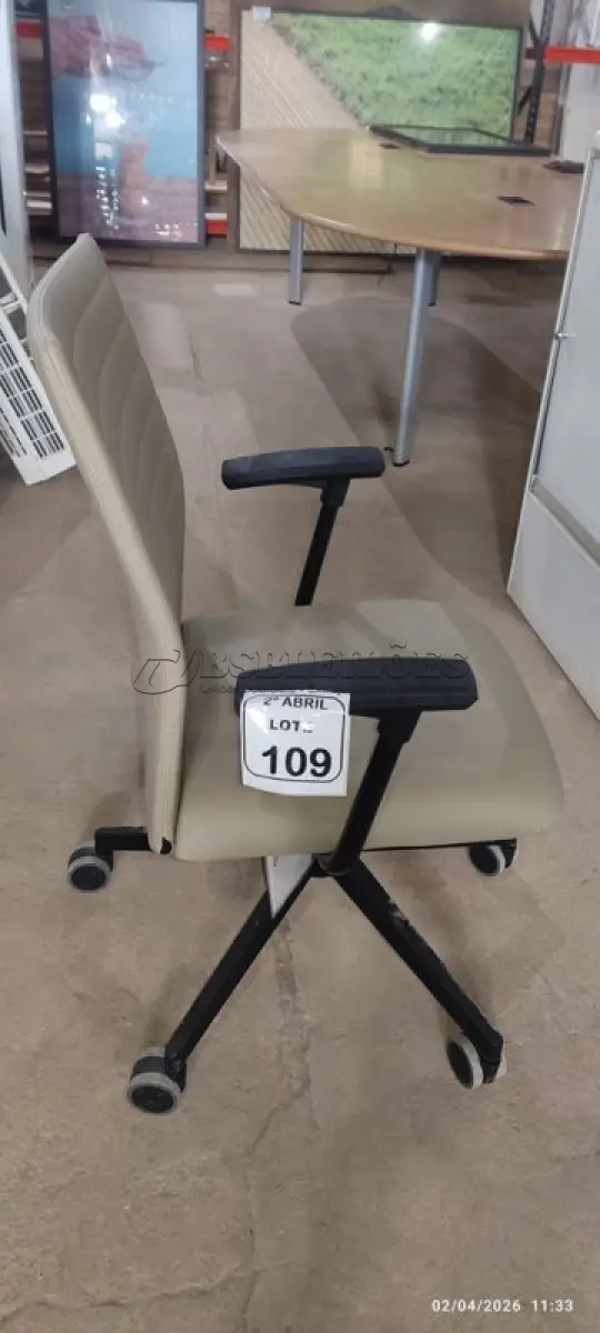 LOTE 109 - 01 CADEIRA GIRATÓRIA PARA ESCRITÓRIO NA COR BEGE MARCA ALBERFLEX. (NO ESTADO) ATENÇÃO! FAZER A VISITAÇÃO ANTES DE ARREMATAR, NÃO SABEMOS SE FUNCIONA, LEILÃO NÃO TEM GARANTIA E NEM DEVOLUÇÃO, SUJEITO A POSSÍVEIS AVARIAS VISÍVEIS/OCULTAS E/OU AUSÊNCIA DE COMPONENTES.