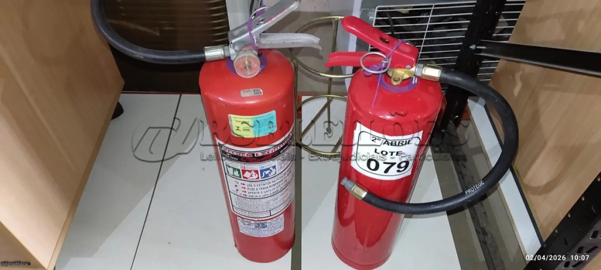 LOTE 079 - 02 EXTINTORES DE INCÊNDIO A, B, C COM CARGAS DE PÓ. (NO ESTADO) ATENÇÃO! FAZER A VISITAÇÃO ANTES DE ARREMATAR, NÃO SABEMOS SE FUNCIONA, LEILÃO NÃO TEM GARANTIA E NEM DEVOLUÇÃO, SUJEITO A POSSÍVEIS AVARIAS VISÍVEIS/OCULTAS E/OU AUSÊNCIA DE COMPONENTES.