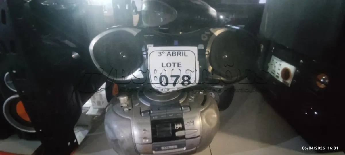 LOTE 078 - 08 APARELHOS DE SOM PORTÁTEIS DE MARCAS E MODELOS DIVERSOS. (NO ESTADO) ATENÇÃO! FAZER A VISITAÇÃO ANTES DE ARREMATAR, NÃO SABEMOS SE FUNCIONA, LEILÃO NÃO TEM GARANTIA E NEM DEVOLUÇÃO, SUJEITO A POSSÍVEIS AVARIAS VISÍVEIS/OCULTAS E/OU AUSÊNCIA DE COMPONENTES.