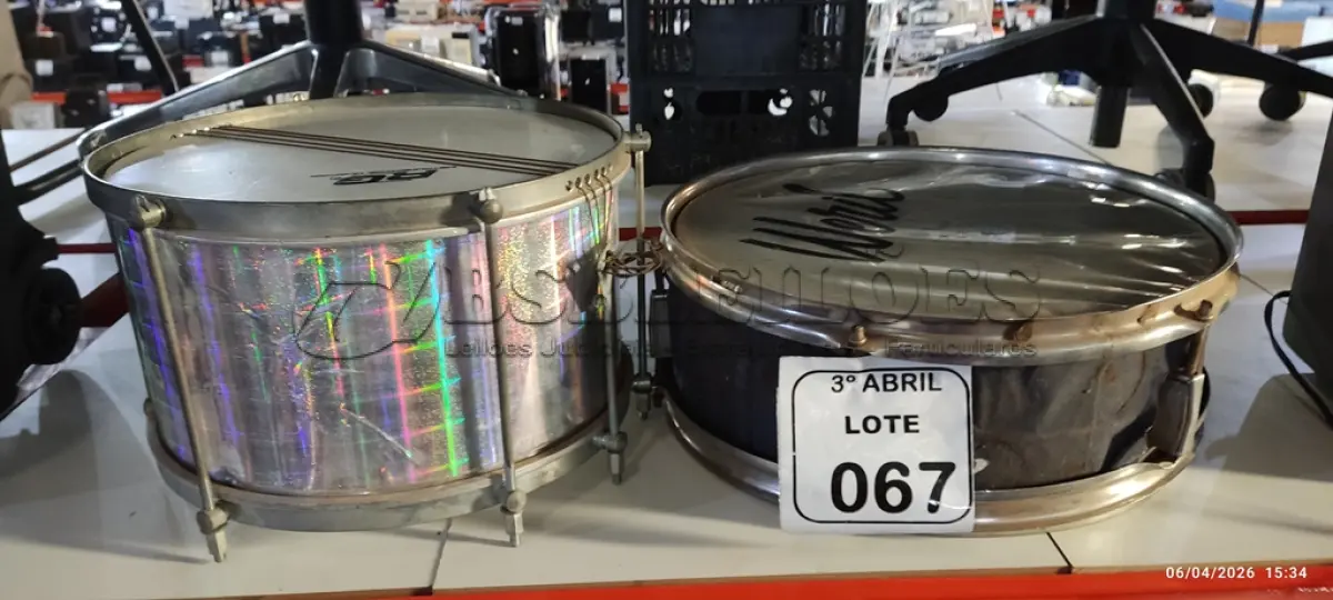 LOTE 067 - 01 TAMBORIM E 01 CAIXA DE BATERIA. (NO ESTADO) ATENÇÃO! FAZER A VISITAÇÃO ANTES DE ARREMATAR, NÃO SABEMOS SE FUNCIONA, LEILÃO NÃO TEM GARANTIA E NEM DEVOLUÇÃO, SUJEITO A POSSÍVEIS AVARIAS VISÍVEIS/OCULTAS E/OU AUSÊNCIA DE COMPONENTES.