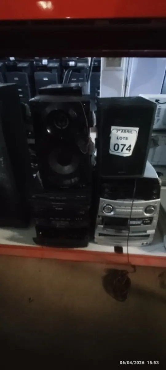 LOTE 074 - 04 APARELHOS DE SOM E 04 CAIXAS DE SOM MARCAS E MODELOS DIVERSOS. (NO ESTADO) ATENÇÃO! FAZER A VISITAÇÃO ANTES DE ARREMATAR, NÃO SABEMOS SE FUNCIONA, LEILÃO NÃO TEM GARANTIA E NEM DEVOLUÇÃO, SUJEITO A POSSÍVEIS AVARIAS VISÍVEIS/OCULTAS E/OU AUSÊNCIA DE COMPONENTES.