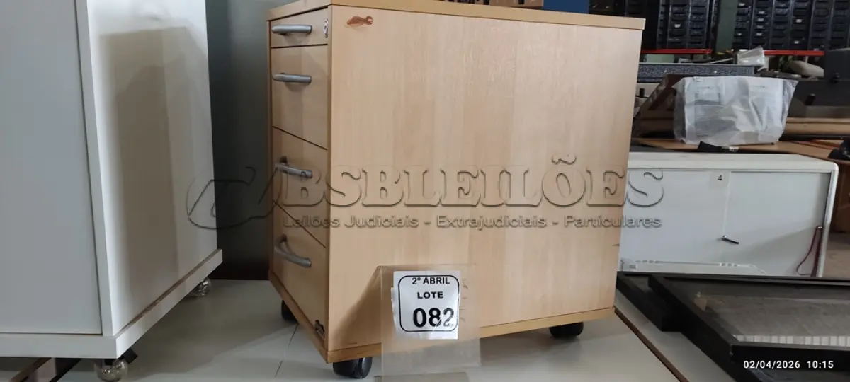 LOTE 082 - 01 GAVETEIRO EM MADEIRA NA COR BEGE CLARO COM 03 GAVETAS. (NO ESTADO) ATENÇÃO! FAZER A VISITAÇÃO ANTES DE ARREMATAR, NÃO SABEMOS SE FUNCIONA, LEILÃO NÃO TEM GARANTIA E NEM DEVOLUÇÃO, SUJEITO A POSSÍVEIS AVARIAS VISÍVEIS/OCULTAS E/OU AUSÊNCIA DE COMPONENTES.