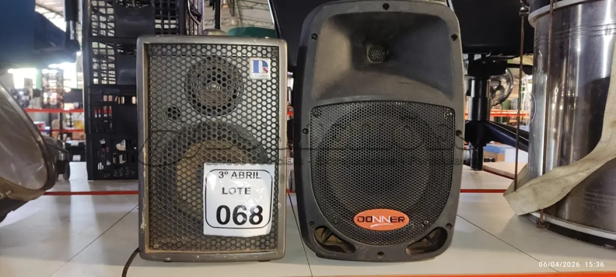LOTE 068 - 02 CAIXAS DE SOM. (NO ESTADO) ATENÇÃO! FAZER A VISITAÇÃO ANTES DE ARREMATAR, NÃO SABEMOS SE FUNCIONA, LEILÃO NÃO TEM GARANTIA E NEM DEVOLUÇÃO, SUJEITO A POSSÍVEIS AVARIAS VISÍVEIS/OCULTAS E/OU AUSÊNCIA DE COMPONENTES.