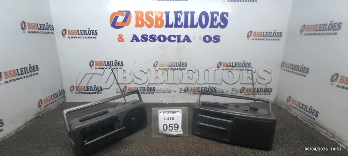 LOTE 059 - 02 RÁDIOS PORTÁTEIS MARCA MECOA E PHILIPS. (NO ESTADO) ATENÇÃO! FAZER A VISITAÇÃO ANTES DE ARREMATAR, NÃO SABEMOS SE FUNCIONA, LEILÃO NÃO TEM GARANTIA E NEM DEVOLUÇÃO, SUJEITO A POSSÍVEIS AVARIAS VISÍVEIS/OCULTAS E/OU AUSÊNCIA DE COMPONENTES.