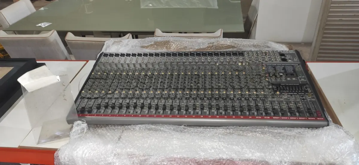 LOTE 054 - 01 MESA DE SOM 28 CANAIS PHONIC MODELO AM3242FX. (NO ESTADO) ATENÇÃO! FAZER A VISITAÇÃO ANTES DE ARREMATAR, NÃO SABEMOS SE FUNCIONA, LEILÃO NÃO TEM GARANTIA E NEM DEVOLUÇÃO, SUJEITO A POSSÍVEIS AVARIAS VISÍVEIS/OCULTAS E/OU AUSÊNCIA DE COMPONENTES.