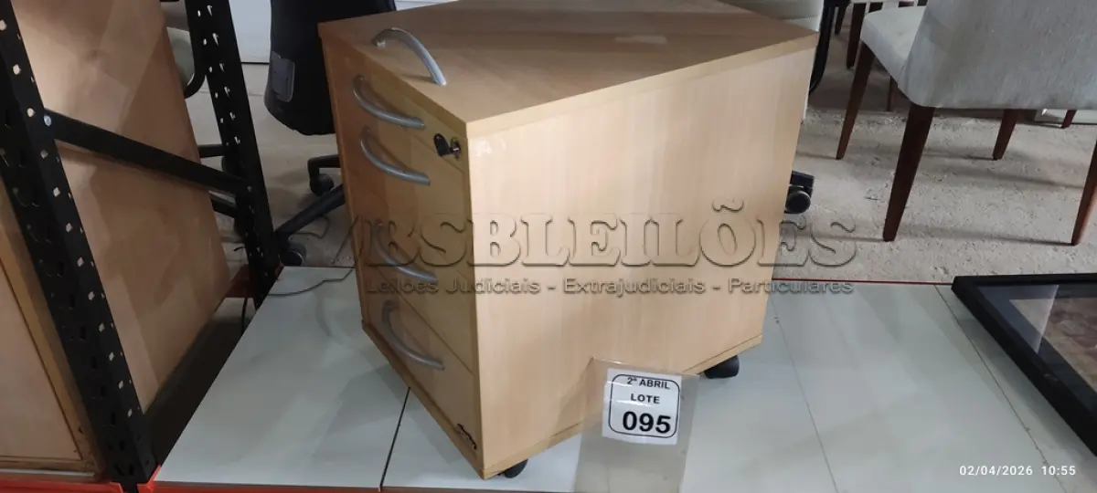 LOTE 095 - 01 GAVETEIRO EM MADEIRA NA COR BEGE CLARO COM 03 GAVETAS. (NO ESTADO) ATENÇÃO! FAZER A VISITAÇÃO ANTES DE ARREMATAR, NÃO SABEMOS SE FUNCIONA, LEILÃO NÃO TEM GARANTIA E NEM DEVOLUÇÃO, SUJEITO A POSSÍVEIS AVARIAS VISÍVEIS/OCULTAS E/OU AUSÊNCIA DE COMPONENTES.