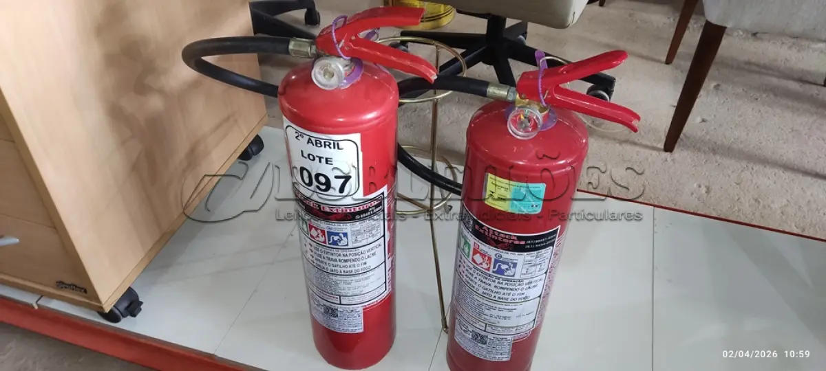 LOTE 097 - 02 EXTINTORES DE INCÊNDIO A,  B, C COM CARGAS DE PÓ. (NO ESTADO) ATENÇÃO! FAZER A VISITAÇÃO ANTES DE ARREMATAR, NÃO SABEMOS SE FUNCIONA, LEILÃO NÃO TEM GARANTIA E NEM DEVOLUÇÃO, SUJEITO A POSSÍVEIS AVARIAS VISÍVEIS/OCULTAS E/OU AUSÊNCIA DE COMPONENTES.