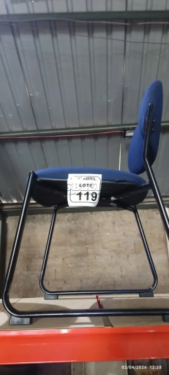 LOTE 119 - 01 CADEIRA PARA ESCRITÓRIO FIXA NA COR AZUL. (NO ESTADO) ATENÇÃO! FAZER A VISITAÇÃO ANTES DE ARREMATAR, NÃO SABEMOS SE FUNCIONA, LEILÃO NÃO TEM GARANTIA E NEM DEVOLUÇÃO, SUJEITO A POSSÍVEIS AVARIAS VISÍVEIS/OCULTAS E/OU AUSÊNCIA DE COMPONENTES.