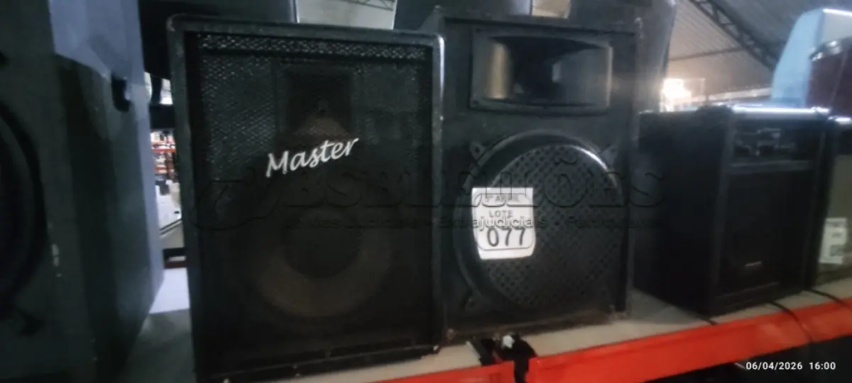 LOTE 077 - 02 CAIXAS  ALTO FALANTES. (NO ESTADO) ATENÇÃO! FAZER A VISITAÇÃO ANTES DE ARREMATAR, NÃO SABEMOS SE FUNCIONA, LEILÃO NÃO TEM GARANTIA E NEM DEVOLUÇÃO, SUJEITO A POSSÍVEIS AVARIAS VISÍVEIS/OCULTAS E/OU AUSÊNCIA DE COMPONENTES.