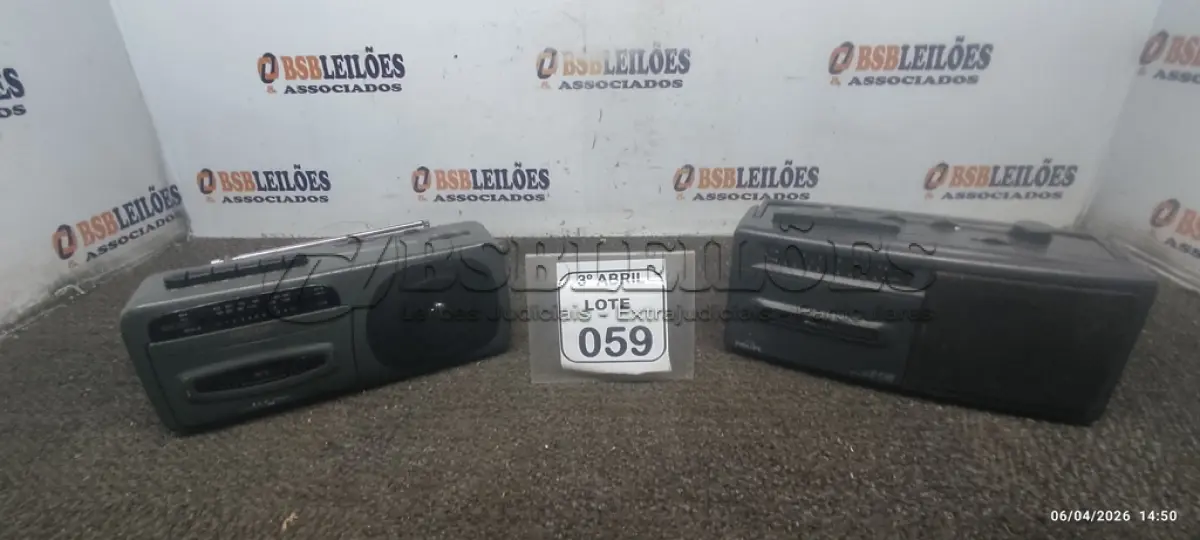 LOTE 059 - 02 RÁDIOS PORTÁTEIS MARCA MECOA E PHILIPS. (NO ESTADO) ATENÇÃO! FAZER A VISITAÇÃO ANTES DE ARREMATAR, NÃO SABEMOS SE FUNCIONA, LEILÃO NÃO TEM GARANTIA E NEM DEVOLUÇÃO, SUJEITO A POSSÍVEIS AVARIAS VISÍVEIS/OCULTAS E/OU AUSÊNCIA DE COMPONENTES.