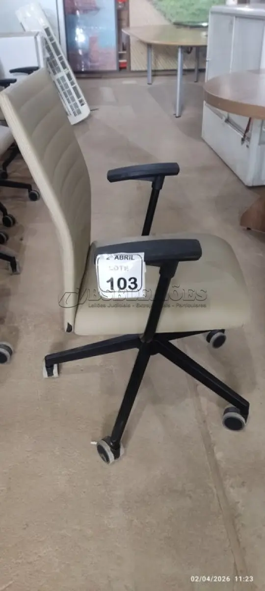 LOTE 103 - 01 CADEIRA GIRATÓRIA PARA ESCRITÓRIO NA COR BEGE MARCA ALBERFLEX. (NO ESTADO) ATENÇÃO! FAZER A VISITAÇÃO ANTES DE ARREMATAR, NÃO SABEMOS SE FUNCIONA, LEILÃO NÃO TEM GARANTIA E NEM DEVOLUÇÃO, SUJEITO A POSSÍVEIS AVARIAS VISÍVEIS/OCULTAS E/OU AUSÊNCIA DE COMPONENTES.