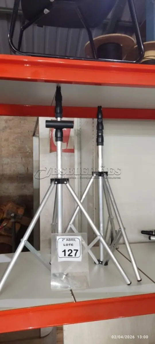 LOTE 127 - 02 TRIPÉS PARA BANNER. (NO ESTADO) ATENÇÃO! FAZER A VISITAÇÃO ANTES DE ARREMATAR, NÃO SABEMOS SE FUNCIONA, LEILÃO NÃO TEM GARANTIA E NEM DEVOLUÇÃO, SUJEITO A POSSÍVEIS AVARIAS VISÍVEIS/OCULTAS E/OU AUSÊNCIA DE COMPONENTES.