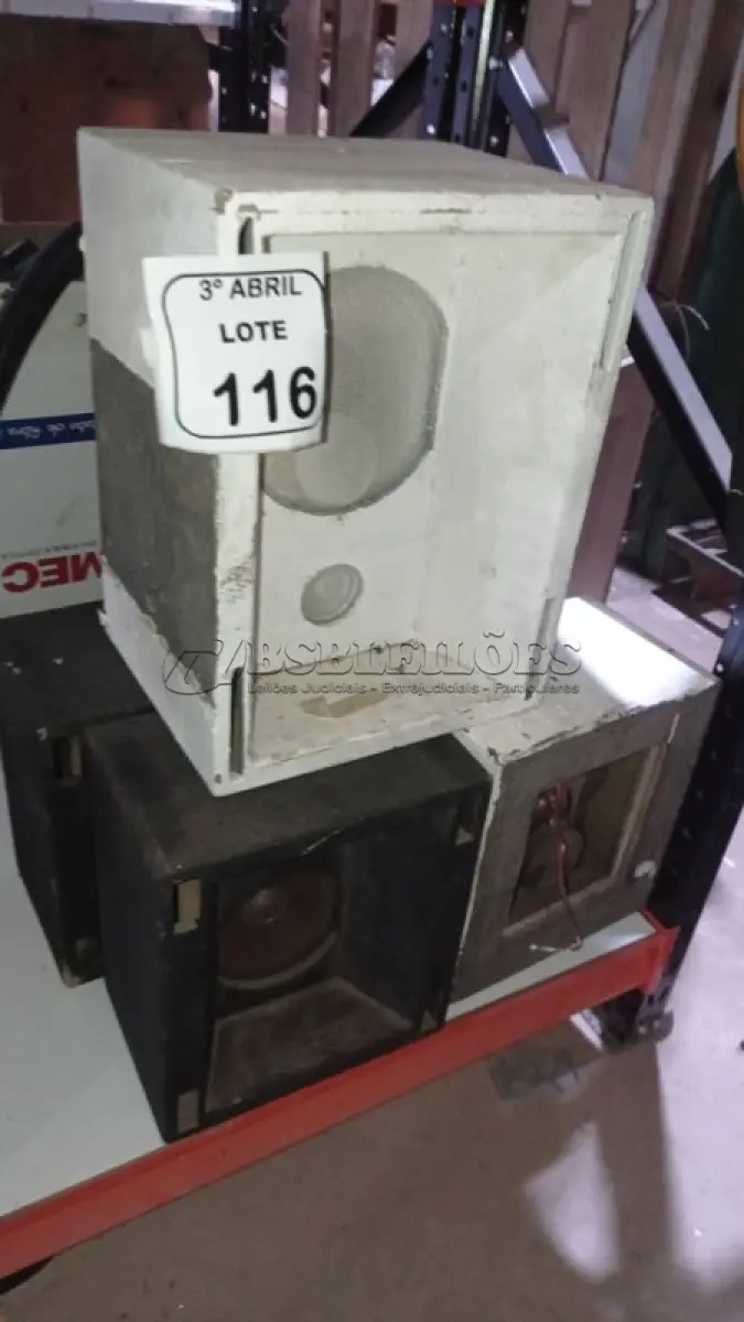 LOTE 116 - 05 CAIXAS DE SOM COM ALTO FALANTES. (NO ESTADO) ATENÇÃO! FAZER A VISITAÇÃO ANTES DE ARREMATAR, NÃO SABEMOS SE FUNCIONA, LEILÃO NÃO TEM GARANTIA E NEM DEVOLUÇÃO, SUJEITO A POSSÍVEIS AVARIAS VISÍVEIS/OCULTAS E/OU AUSÊNCIA DE COMPONENTES.