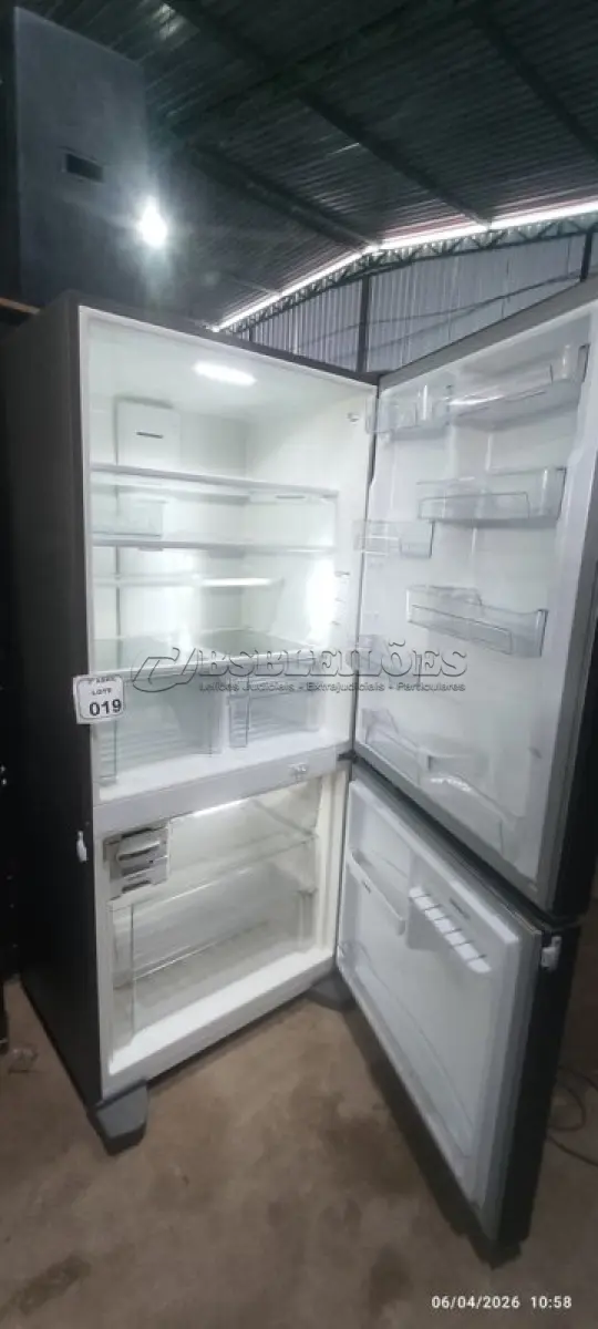 LOTE 019 - 01 GELADEIRA MODELO INVERSE DE 590 LITROS 220V MARCA BRASTEMP. (NO ESTADO) ATENÇÃO! FAZER A VISITAÇÃO ANTES DE ARREMATAR, NÃO SABEMOS SE FUNCIONA, LEILÃO NÃO TEM GARANTIA E NEM DEVOLUÇÃO, SUJEITO A POSSÍVEIS AVARIAS VISÍVEIS/OCULTAS E/OU AUSÊNCIA DE COMPONENTES.
