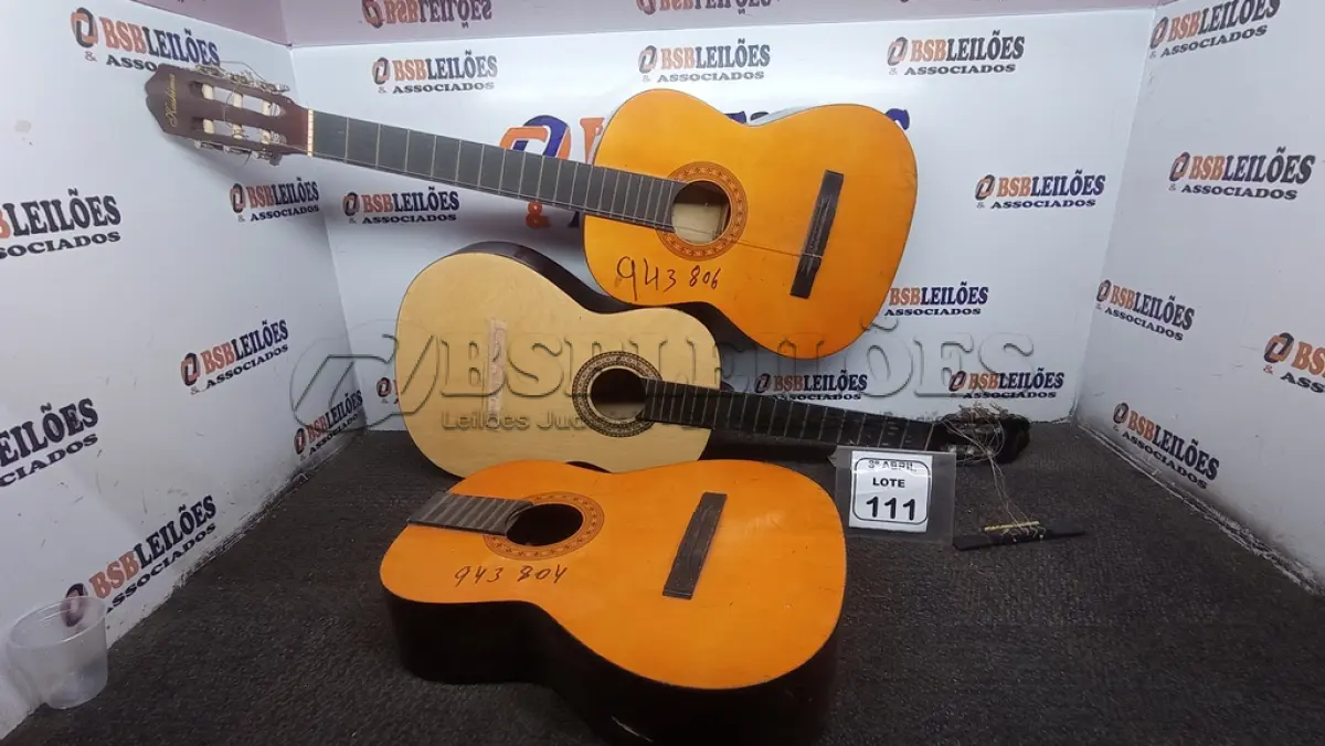 LOTE 111 - 03 VIOLÕES COM AVARIAS. (NO ESTADO) ATENÇÃO! FAZER A VISITAÇÃO ANTES DE ARREMATAR, NÃO SABEMOS SE FUNCIONA, LEILÃO NÃO TEM GARANTIA E NEM DEVOLUÇÃO, SUJEITO A POSSÍVEIS AVARIAS VISÍVEIS/OCULTAS E/OU AUSÊNCIA DE COMPONENTES.