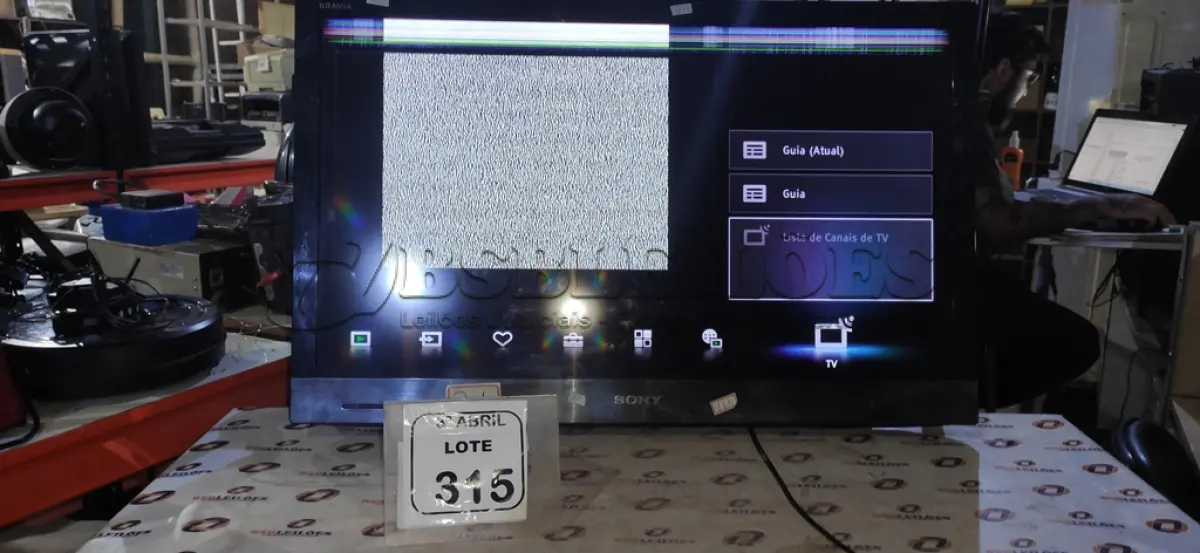 LOTE 315 - 01 TV LCD 32’’ MARCA SONY. (NO ESTADO) ATENÇÃO! FAZER A VISITAÇÃO ANTES DE ARREMATAR, NÃO SABEMOS SE FUNCIONA, LEILÃO NÃO TEM GARANTIA E NEM DEVOLUÇÃO, SUJEITO A POSSÍVEIS AVARIAS VISÍVEIS/OCULTAS E/OU AUSÊNCIA DE COMPONENTES.