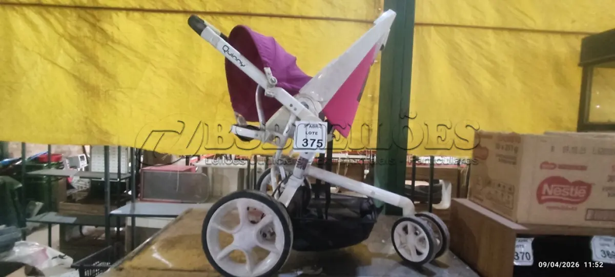 LOTE 375 - 01 CARRINHO DE BEBÊ INCOMPLETO. (NO ESTADO) ATENÇÃO! FAZER A VISITAÇÃO ANTES DE ARREMATAR, NÃO SABEMOS SE FUNCIONA, LEILÃO NÃO TEM GARANTIA E NEM DEVOLUÇÃO, SUJEITO A POSSÍVEIS AVARIAS VISÍVEIS/OCULTAS E/OU AUSÊNCIA DE COMPONENTES.