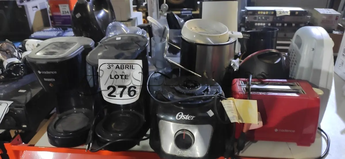 LOTE 276 - 02 SANDUICHEIRAS ELÉTRICAS, 01 TORRADEIRA, 02 CAFETEIRAS, 01 MÁQUINA DE FAZER SUCO, 01 BATEDEIRA INCOMPLETA E VÁRIOS ACESSÓRIOS DE ELETRODOMÉSTICOS DIVERSOS. (NO ESTADO) ATENÇÃO! FAZER A VISITAÇÃO ANTES DE ARREMATAR, NÃO SABEMOS SE FUNCIONA, LEILÃO NÃO TEM GARANTIA E NEM DEVOLUÇÃO, SUJEITO A POSSÍVEIS AVARIAS VISÍVEIS/OCULTAS E/OU AUSÊNCIA DE COMPONENTES.
