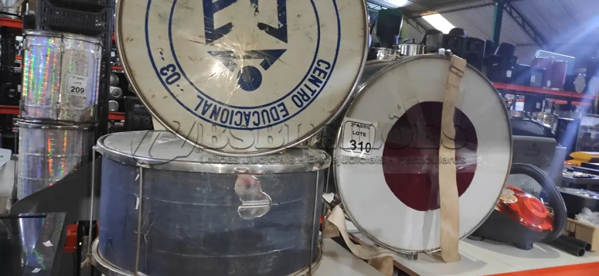 LOTE 310 - 03 TAMBORES DE PERCUSSÃO. (NO ESTADO) ATENÇÃO! FAZER A VISITAÇÃO ANTES DE ARREMATAR, NÃO SABEMOS SE FUNCIONA, LEILÃO NÃO TEM GARANTIA E NEM DEVOLUÇÃO, SUJEITO A POSSÍVEIS AVARIAS VISÍVEIS/OCULTAS E/OU AUSÊNCIA DE COMPONENTES.