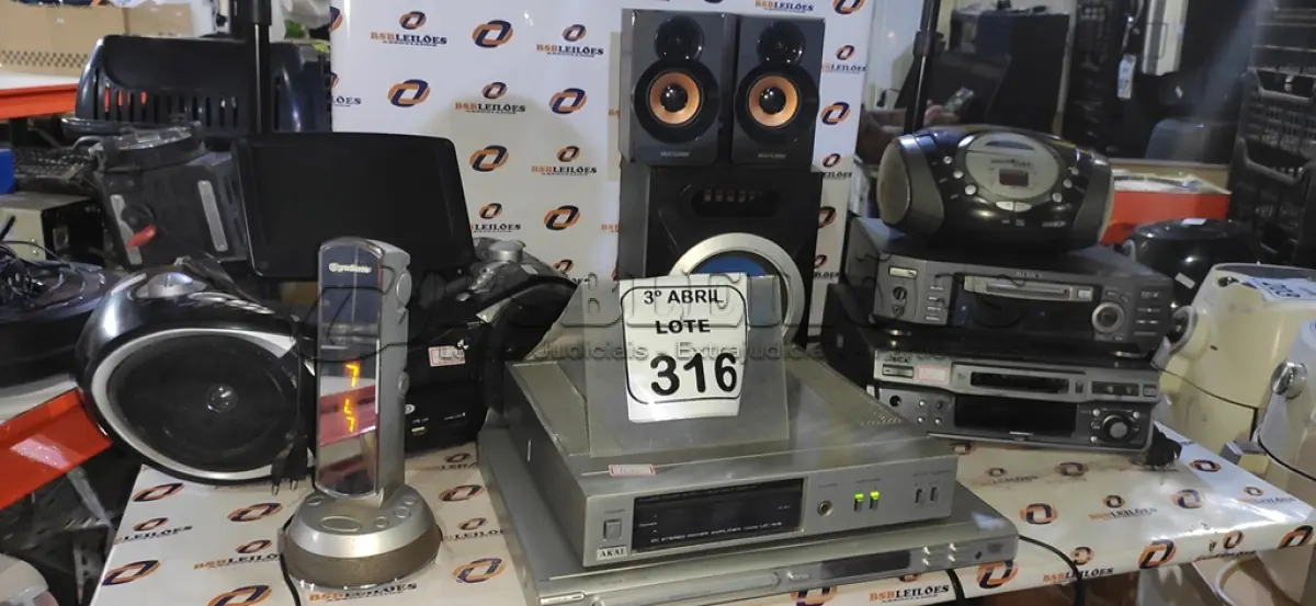 LOTE 316 - 02 CDS PLAYER MARCA SONY, 01 MINI SYSTEM, 01 APARELHO DE DVD, 01 AMPLIFICADO DE ÁUDIO, 01 RÁDIO RELÓGIO E 03 CAIXAS DE SOM MARCA E MODELOS DIVERSOS. (NO ESTADO) ATENÇÃO! FAZER A VISITAÇÃO ANTES DE ARREMATAR, NÃO SABEMOS SE FUNCIONA, LEILÃO NÃO TEM GARANTIA E NEM DEVOLUÇÃO, SUJEITO A POSSÍVEIS AVARIAS VISÍVEIS/OCULTAS E/OU AUSÊNCIA DE COMPONENTES.