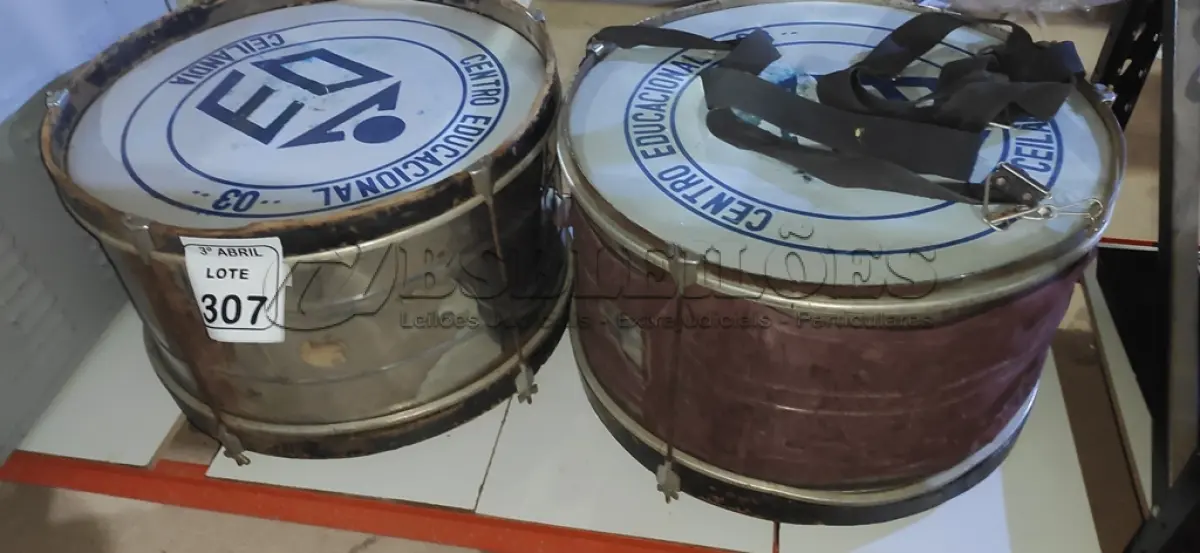 LOTE 307 - 02 TAMBORES DE PERCUSSÃO. (NO ESTADO) ATENÇÃO! FAZER A VISITAÇÃO ANTES DE ARREMATAR, NÃO SABEMOS SE FUNCIONA, LEILÃO NÃO TEM GARANTIA E NEM DEVOLUÇÃO, SUJEITO A POSSÍVEIS AVARIAS VISÍVEIS/OCULTAS E/OU AUSÊNCIA DE COMPONENTES.