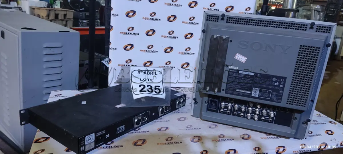 LOTE 235 - 01 MONITOR DE CÂMERA MODELO TRINITON MARCA SONY E 01 CONTROLADORA DE ÁUDIO MODELO AMP1A MARCA WOHLER. (NO ESTADO) ATENÇÃO! FAZER A VISITAÇÃO ANTES DE ARREMATAR, NÃO SABEMOS SE FUNCIONA, LEILÃO NÃO TEM GARANTIA E NEM DEVOLUÇÃO, SUJEITO A POSSÍVEIS AVARIAS VISÍVEIS/OCULTAS E/OU AUSÊNCIA DE COMPONENTES.