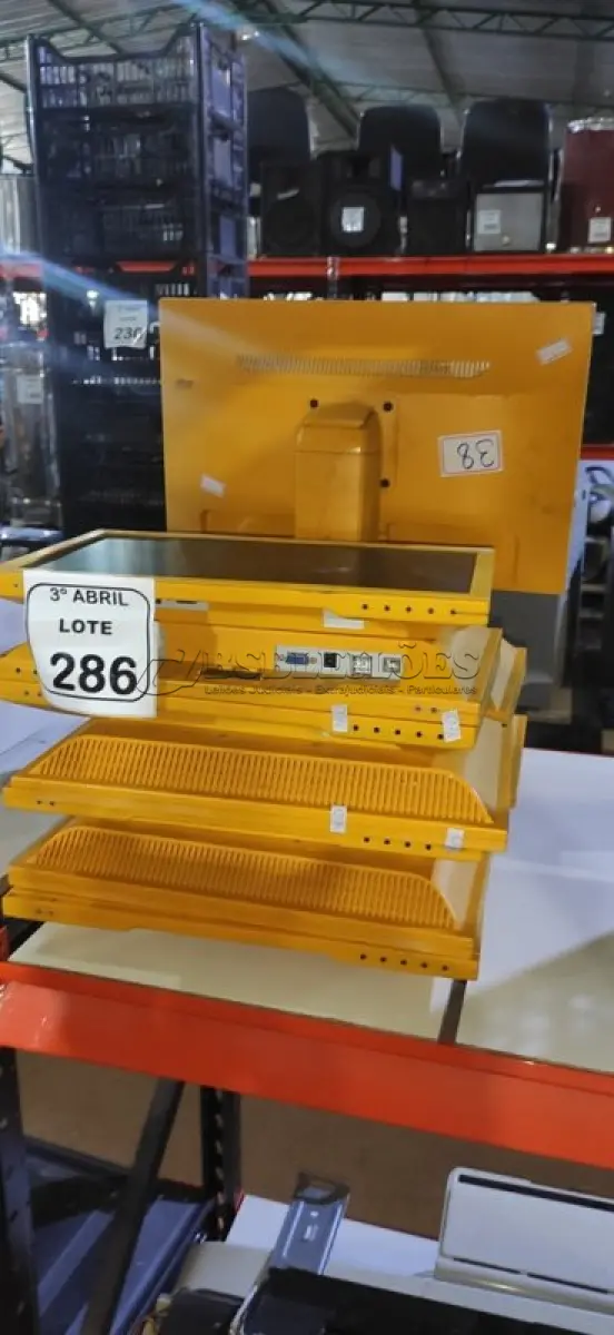 LOTE 286 - 12 MONITORES DE LCD PARA RETIRADA DE PEÇAS. (NO ESTADO) ATENÇÃO! FAZER A VISITAÇÃO ANTES DE ARREMATAR, NÃO SABEMOS SE FUNCIONA, LEILÃO NÃO TEM GARANTIA E NEM DEVOLUÇÃO, SUJEITO A POSSÍVEIS AVARIAS VISÍVEIS/OCULTAS E/OU AUSÊNCIA DE COMPONENTES.